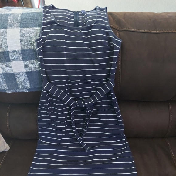 Dresses - Picture 6 of 7